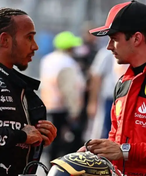 Jacques Villeneuve elogia Lewis Hamilton e punzecchia Charles Leclerc