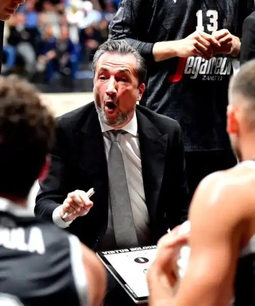 Virtus Bologna, impresa con l’Anadolu Efes: l’orgoglio di Luca Banchi