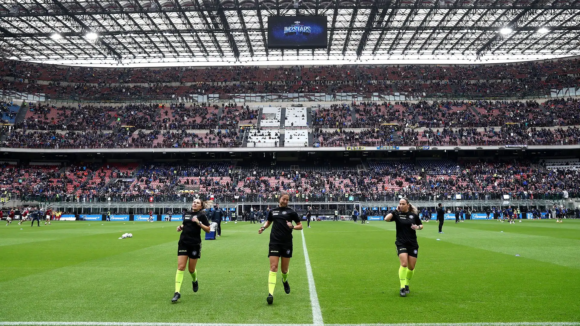 Per la prima volta una terna arbitrale tutta al femminile ha diretto una gara di Serie A