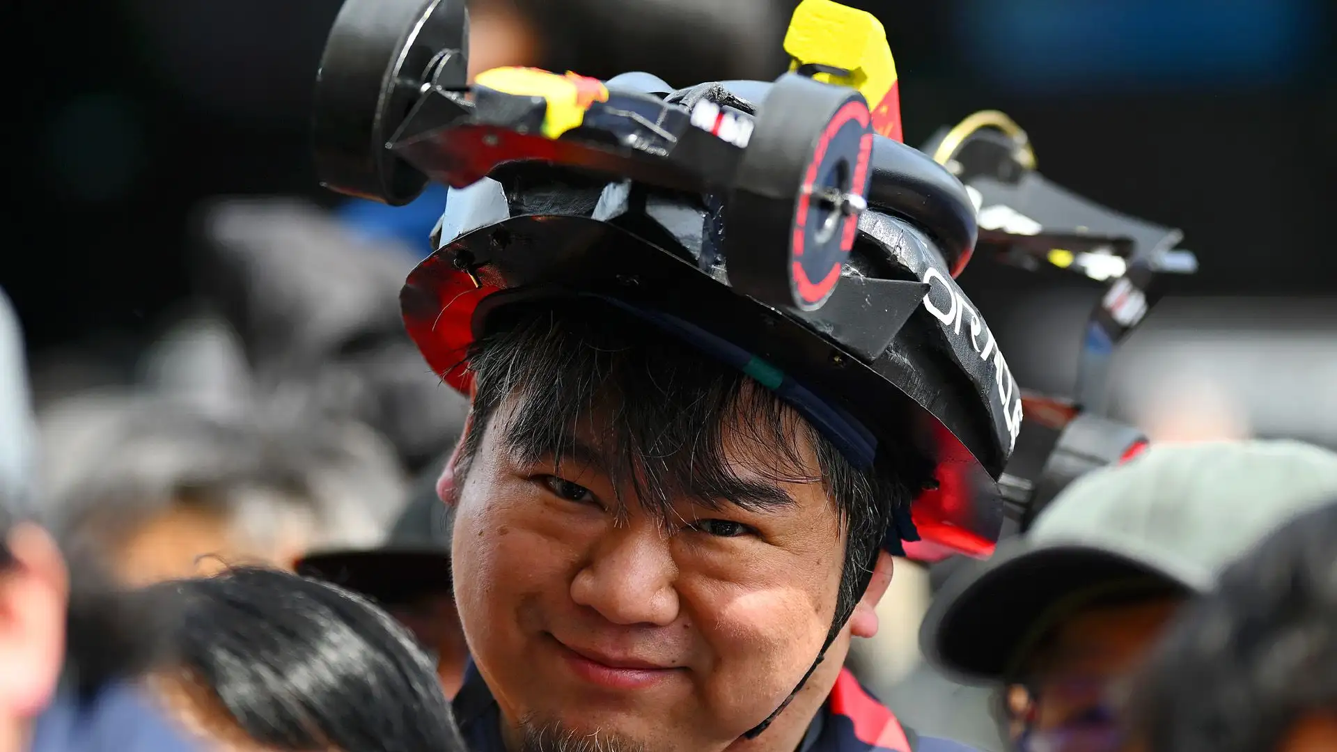 Un altro si è messo sulla testa una Red Bull