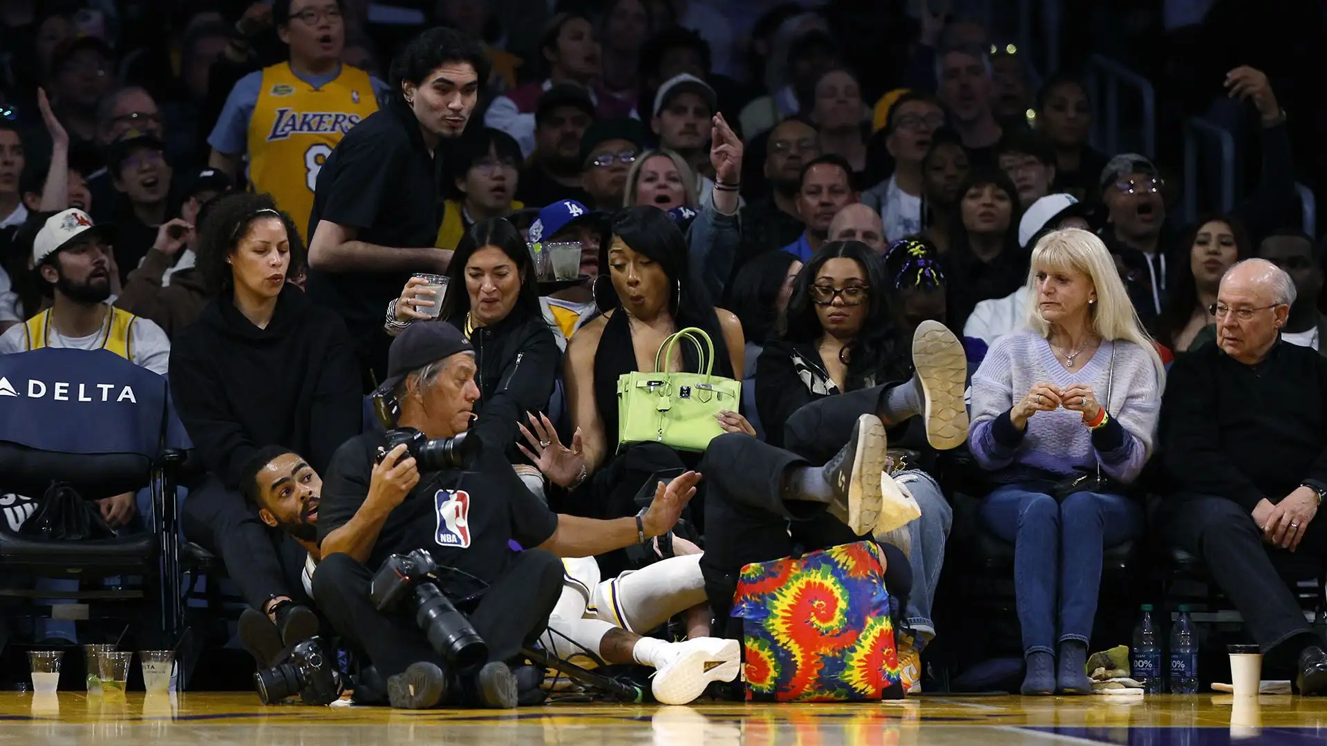 Durante la partita la cantante ha rischiato di essere travolta da un giocatore dei Lakers