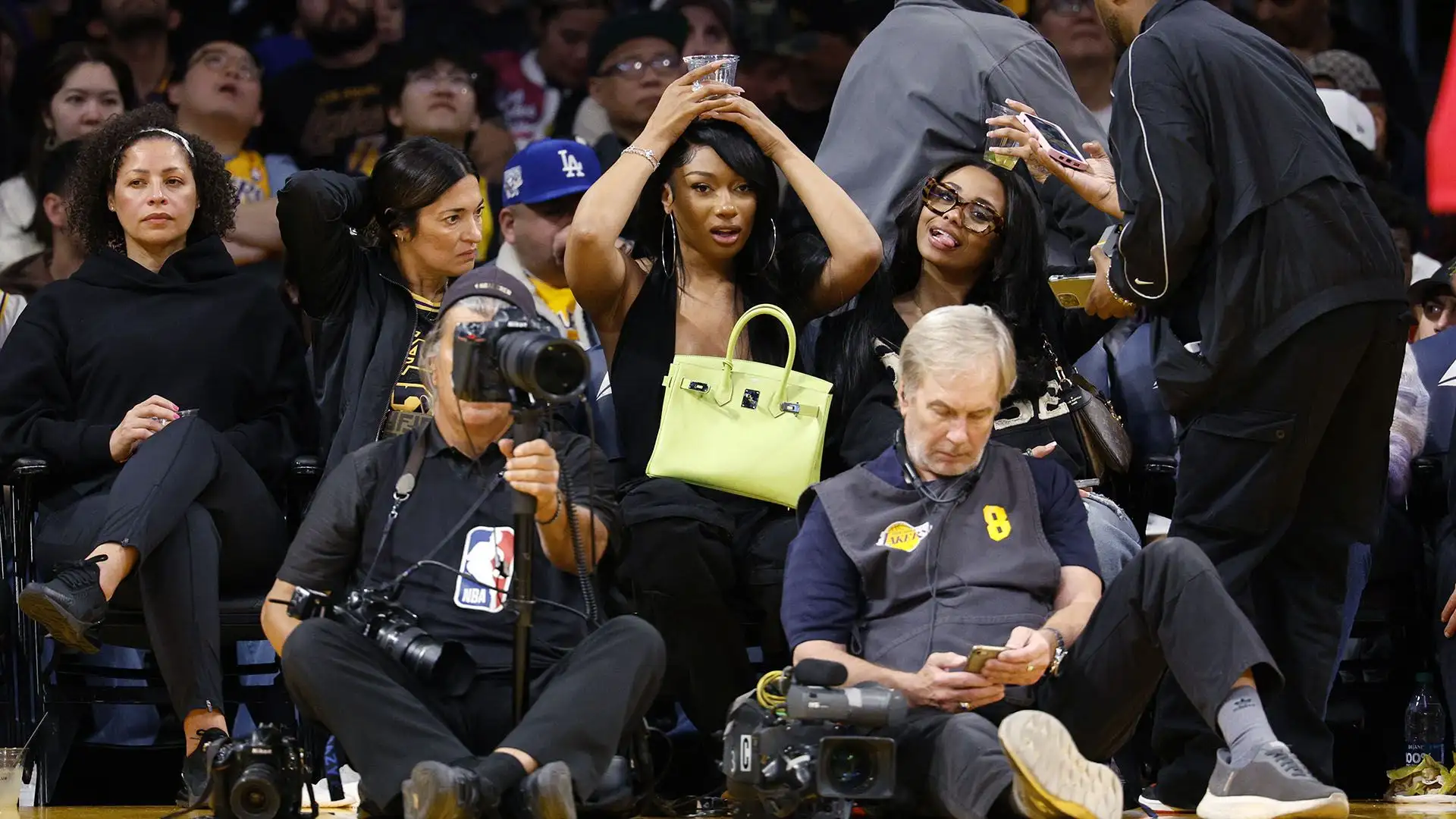 Durante la partita, Megan Thee Stallion si è disperata e ha gioito come una normale tifosa
