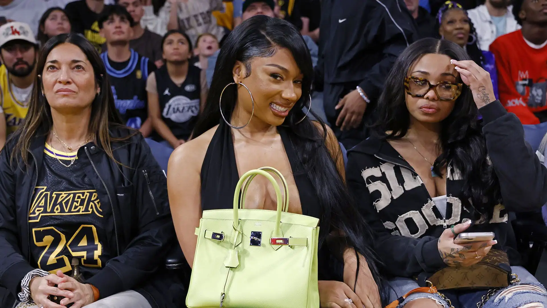 Megan Thee Stallion si è presentata con un top nero con un grande taglio davanti
