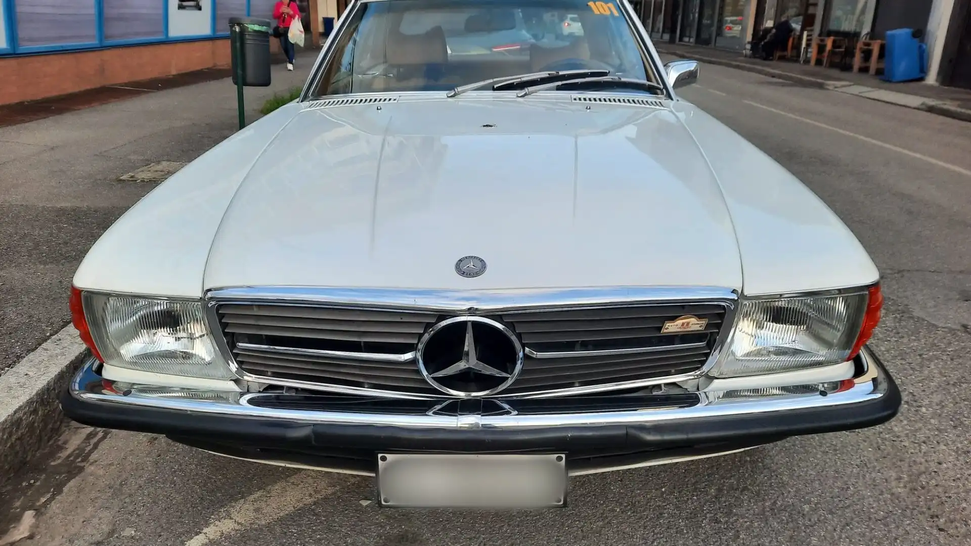 Lusso su ruote: le foto di una bellissima Mercedes-Benz SL (R107)
