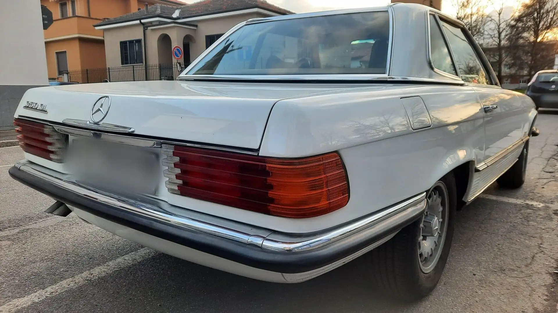 Si tratta di una Mercedes-Benz SL (R107)
