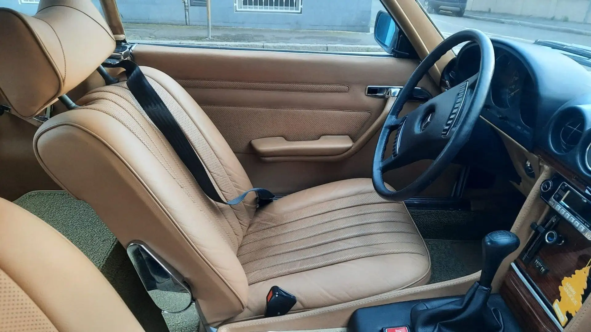 R107 è la sigla tecnica di una roadster di lusso prodotta dalla Mercedes-Benz tra il 1971 ed il 1989
