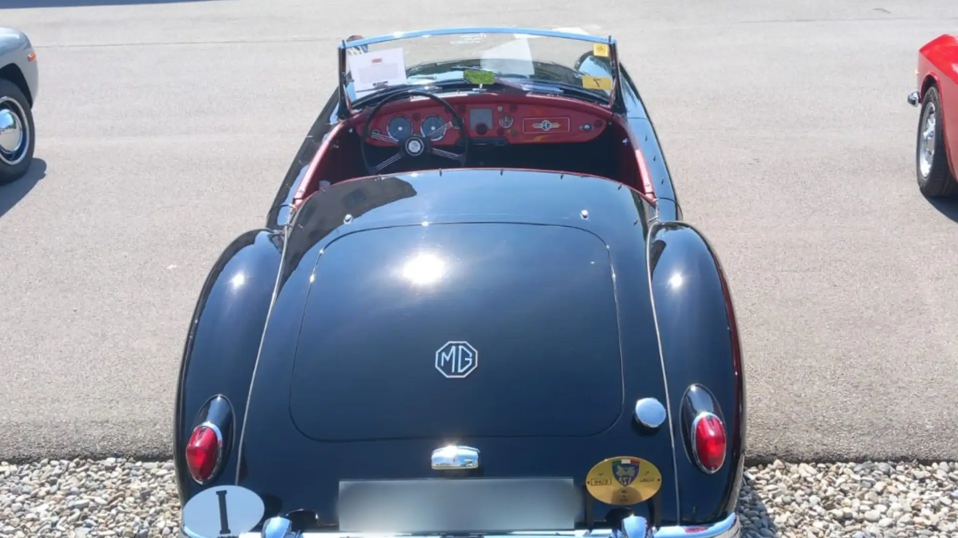 È nota per il suo design elegante e sportivo, tipico delle auto britanniche degli anni '50
