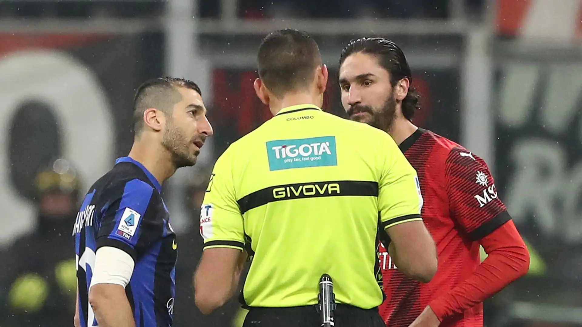 L'arbitro Andrea Colombo ha richiamato a sé i suoi giocatori