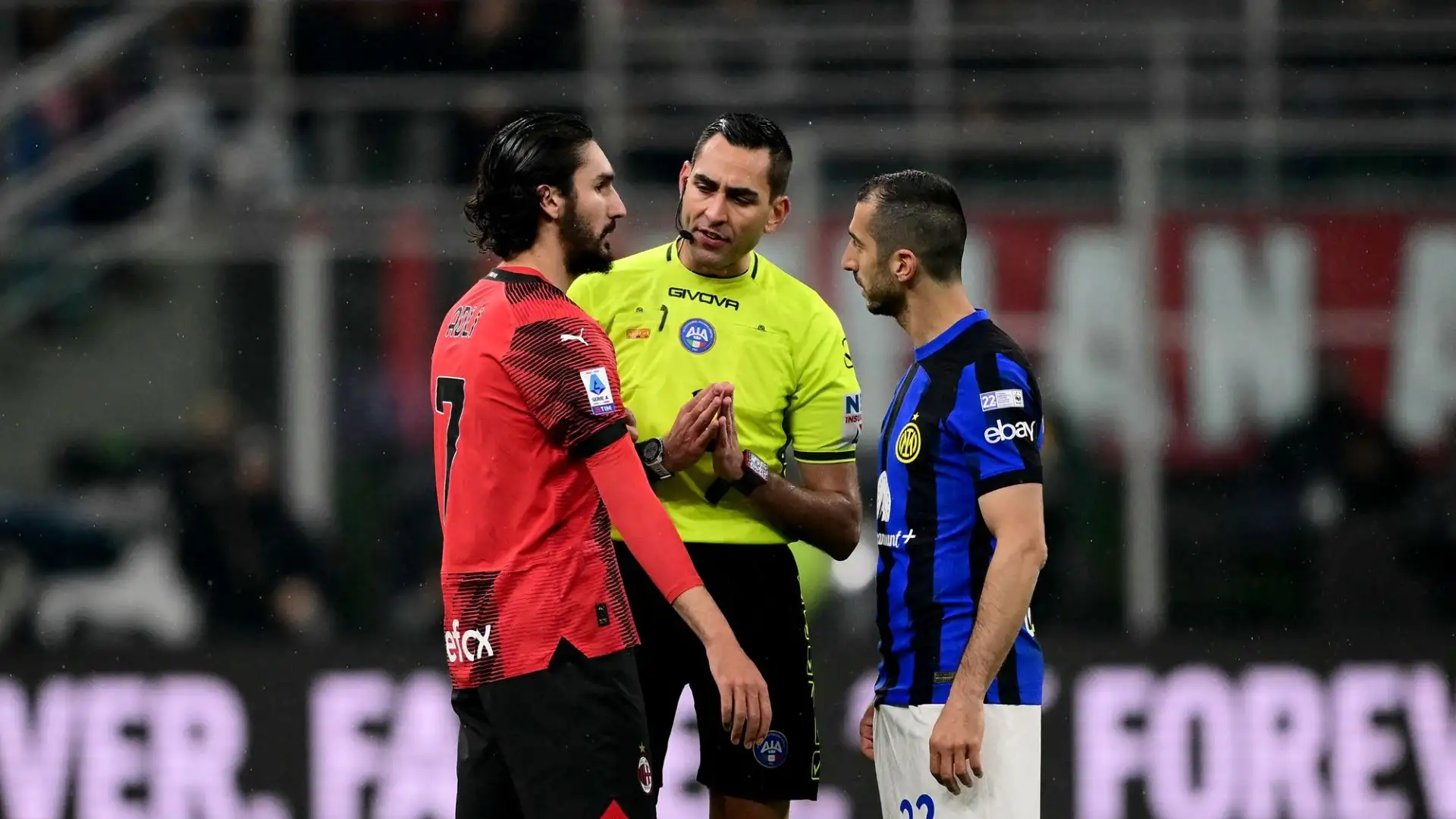Colombo ha chiesto calma, e intanto Pioli ha redarguito Barella per la sua reazione esagerata