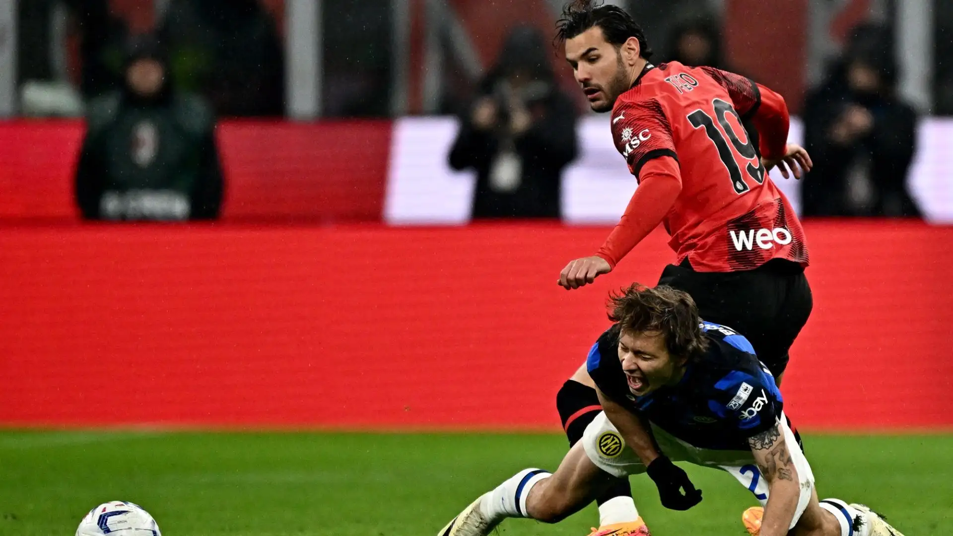 Barella si contorce e urla dopo il contatto con il francese, e scatena la reazione dei compagni di squadra