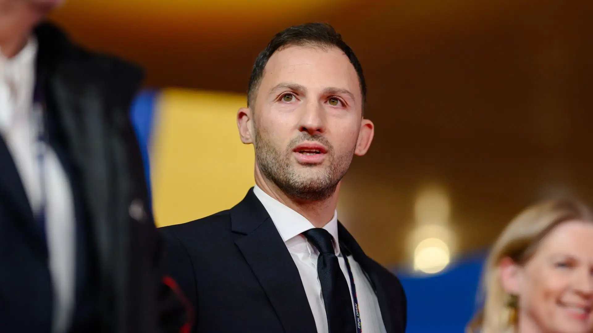 Un allenatore giovane, in grado di valorizzare i giovani e giocare un calcio d'attacco, e con esperienza europea