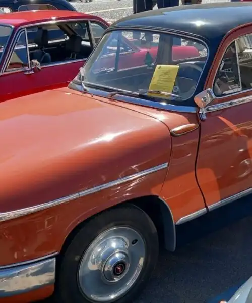 Un tuffo nel passato con la massiccia Panhard PL 17: le foto