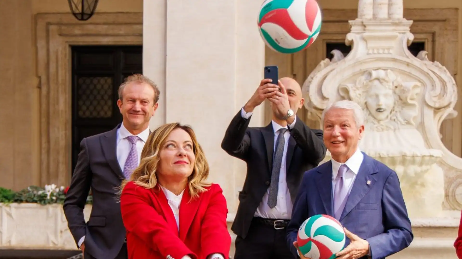 Giorgia Meloni ha anche giocato con le ospiti tra bagher e palleggi.