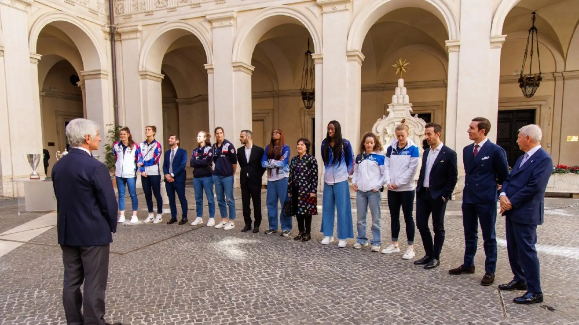 La Meloni dovrebbe assistere anche alle gare di ginnastica.