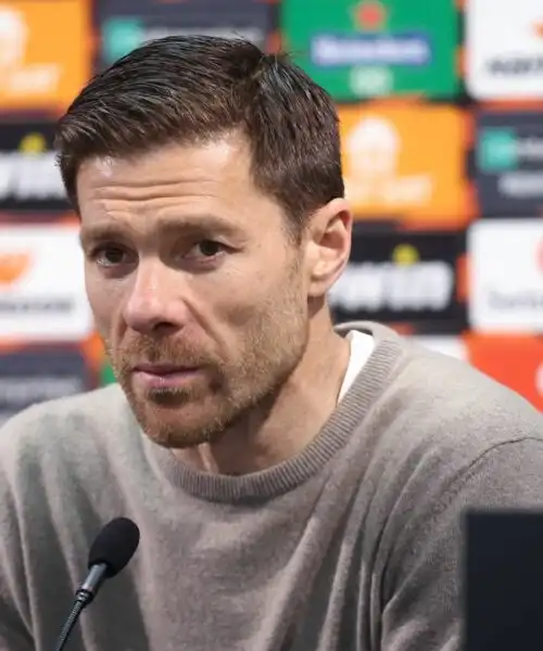 Passa la Roma: la reazione di Xabi Alonso diventa virale. Foto