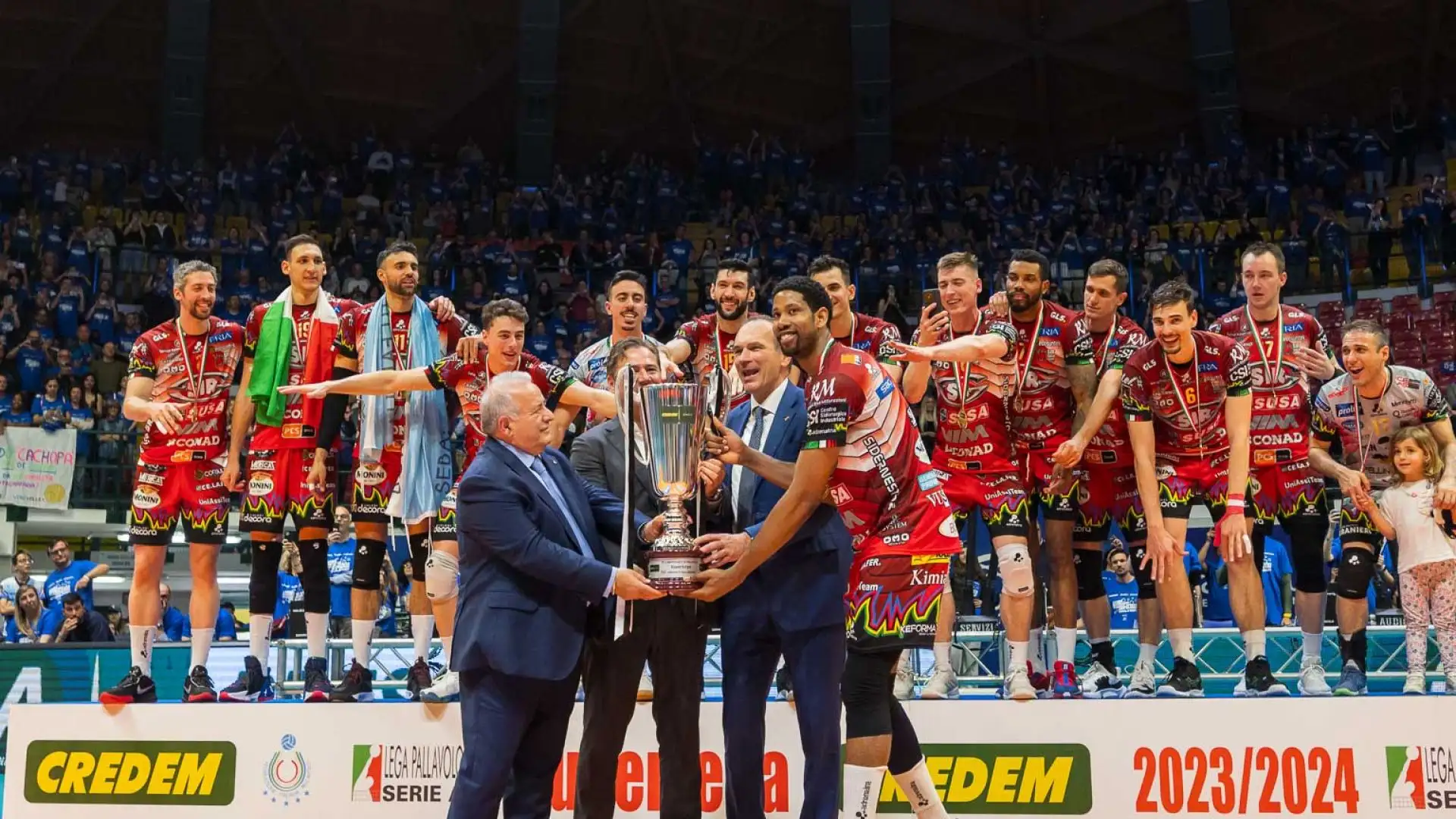 Leon da capitano ha alzato il trofeo.