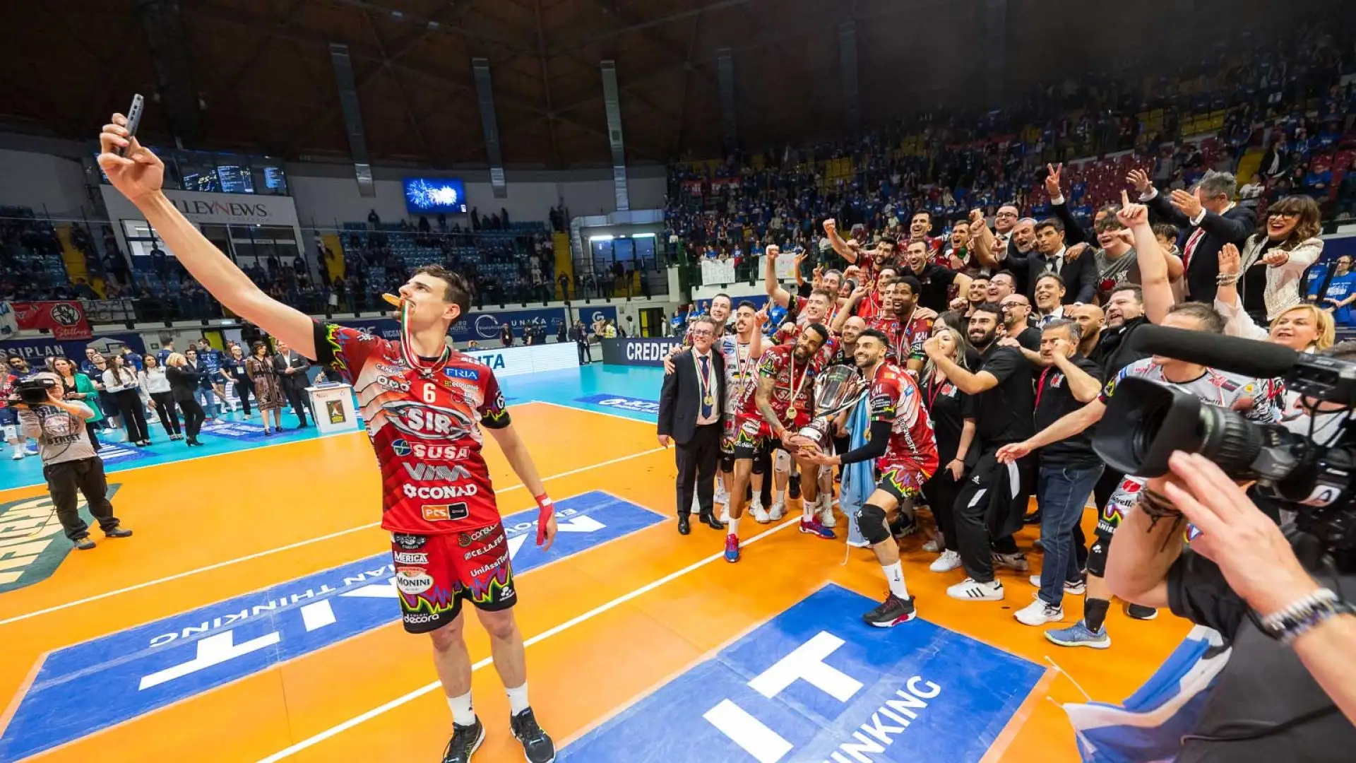 Selfie finale per tutta la squadra.
