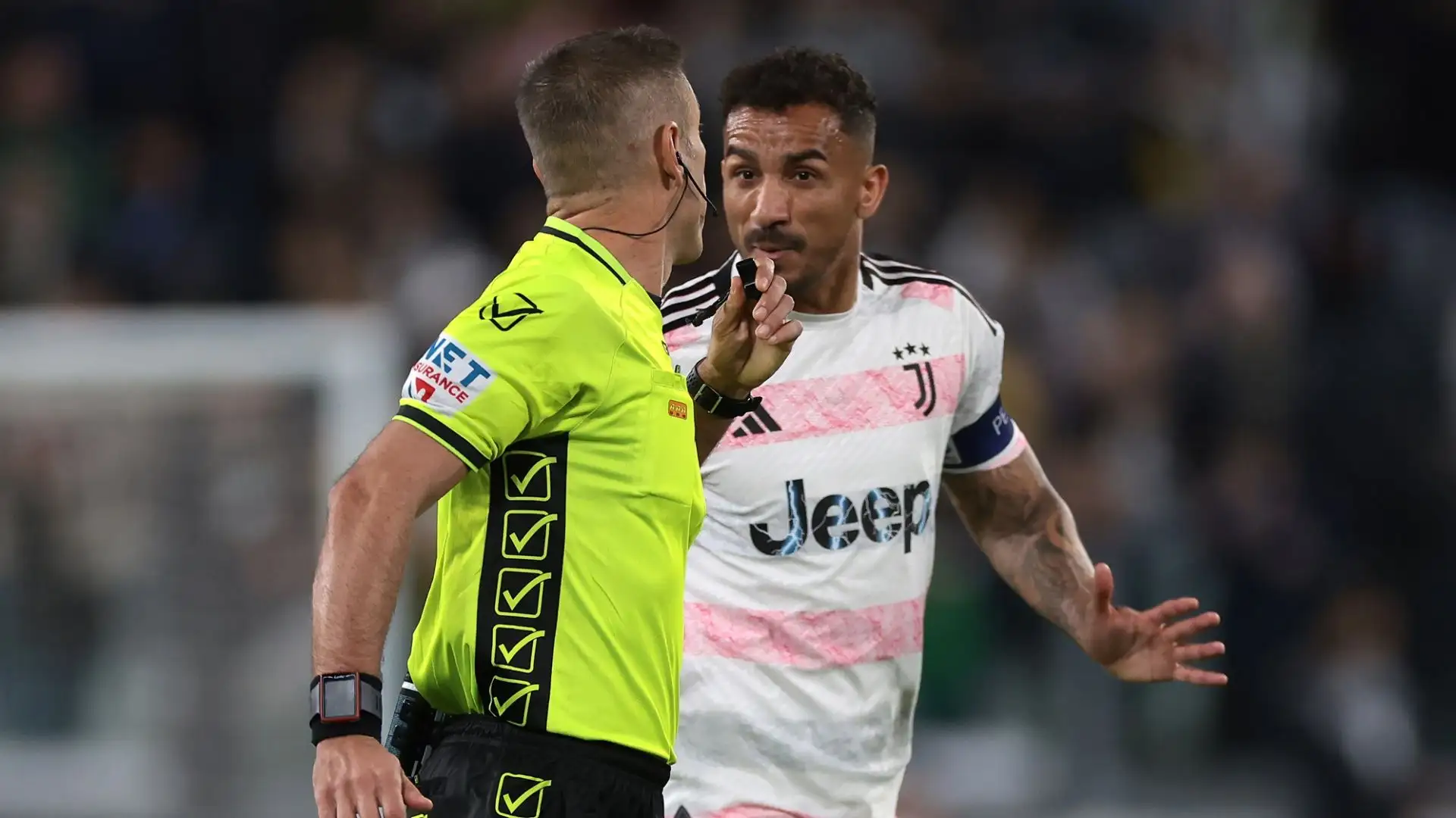 A scatenare le proteste bianconere la decisione di considerare fortuito il tocco di Patric che rimette in gioco Cambiaso