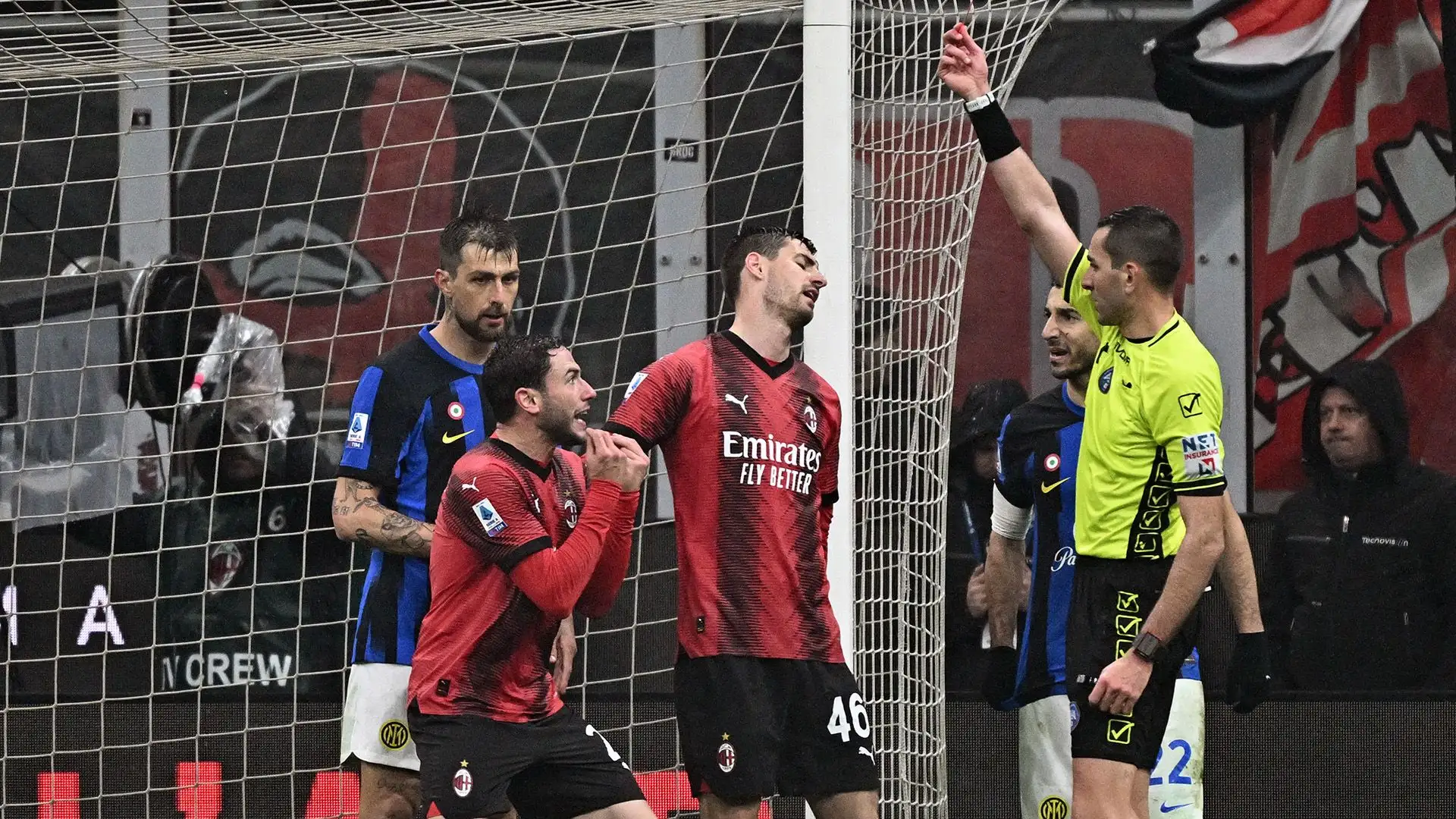 La scena si è ripetuta poi nel finale di partita, quando Calabria è stato espulso