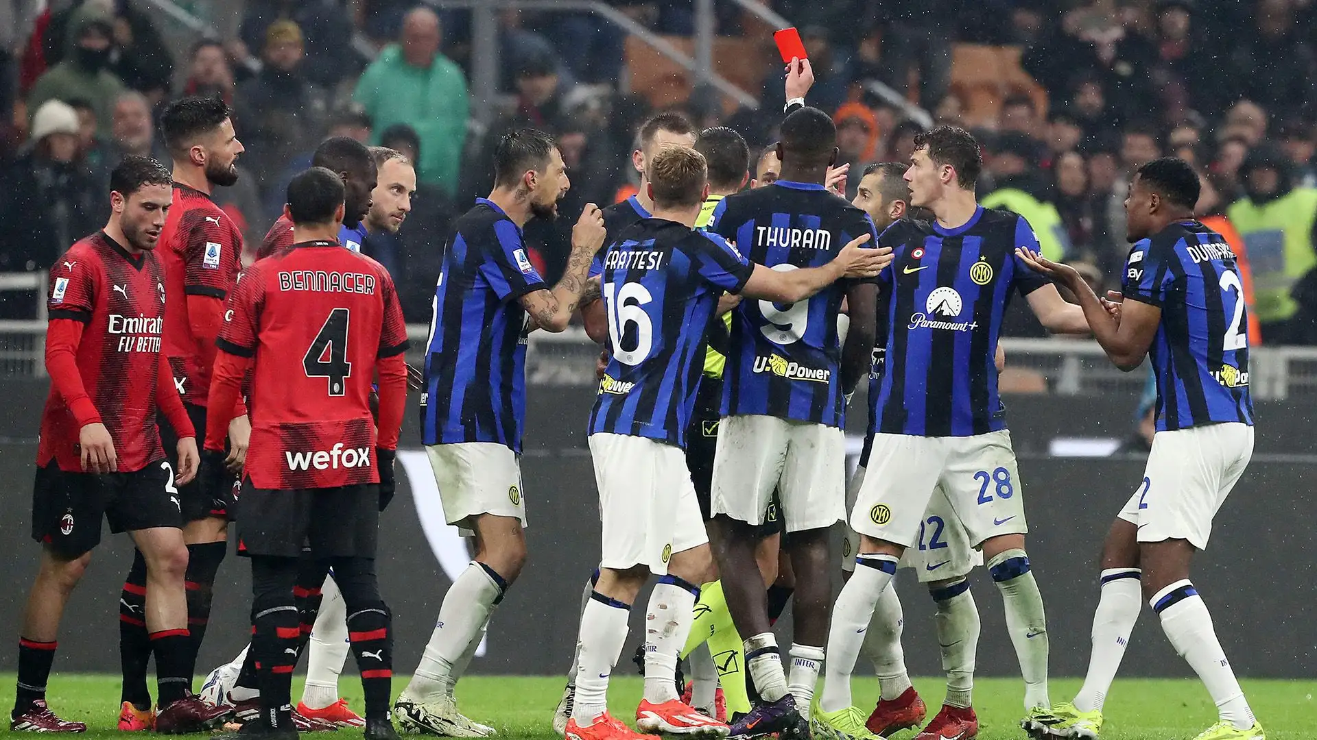 Momento di grande tensione in campo, che Colombo ha risolto con due cartellini rossi