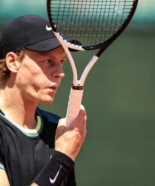 Jannik Sinner in campo ancora all’ora di pranzo