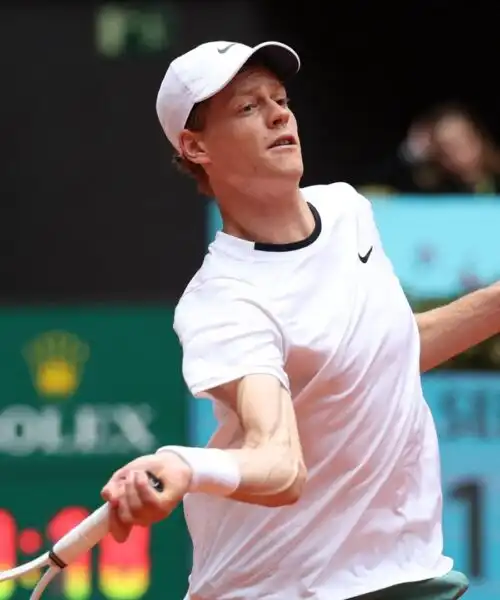 Jannik Sinner reagisce nel secondo set: 1-1 con Khachanov