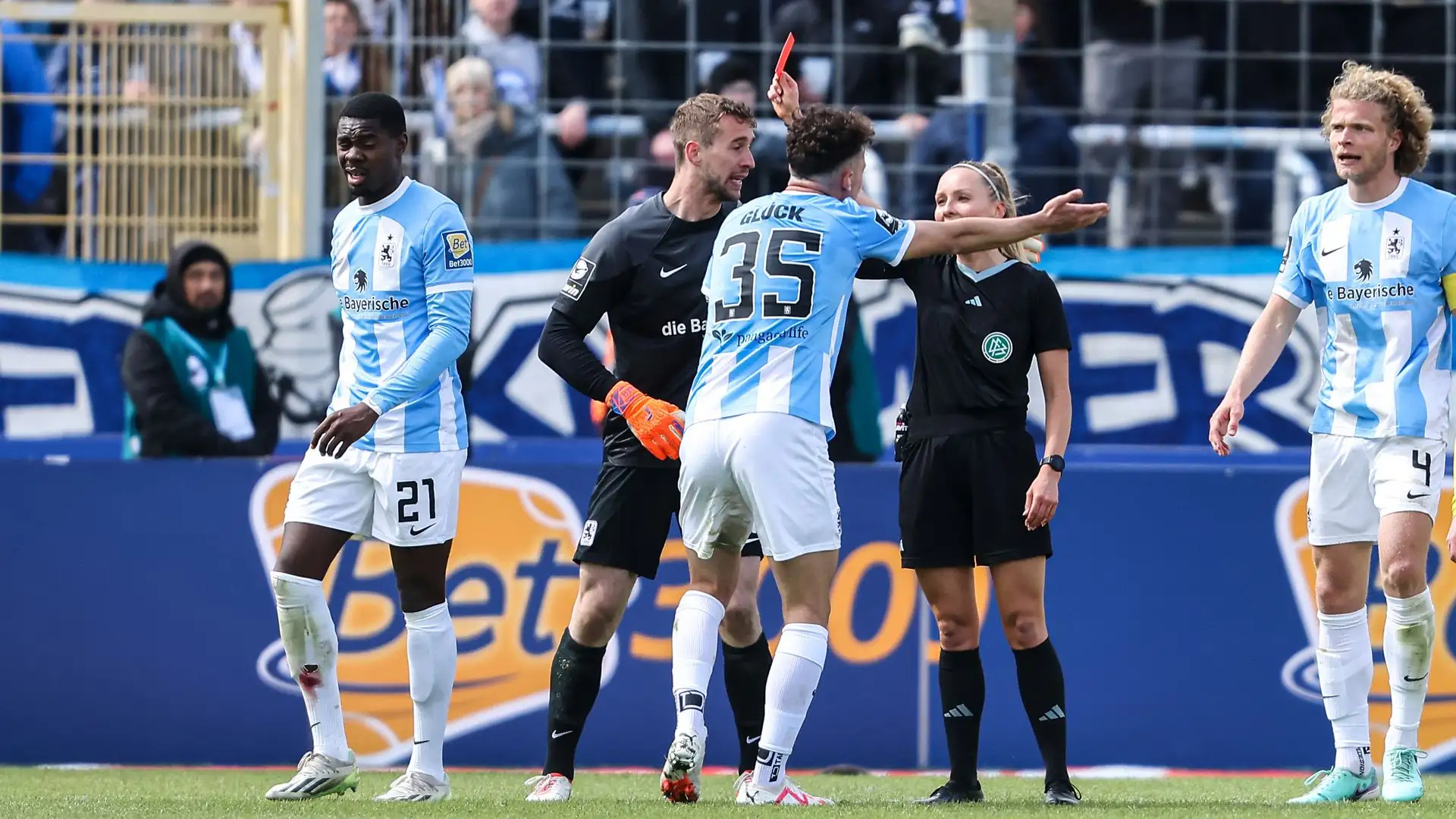 Fabienne Michel sabato ha espulso Leroy Kwadwo