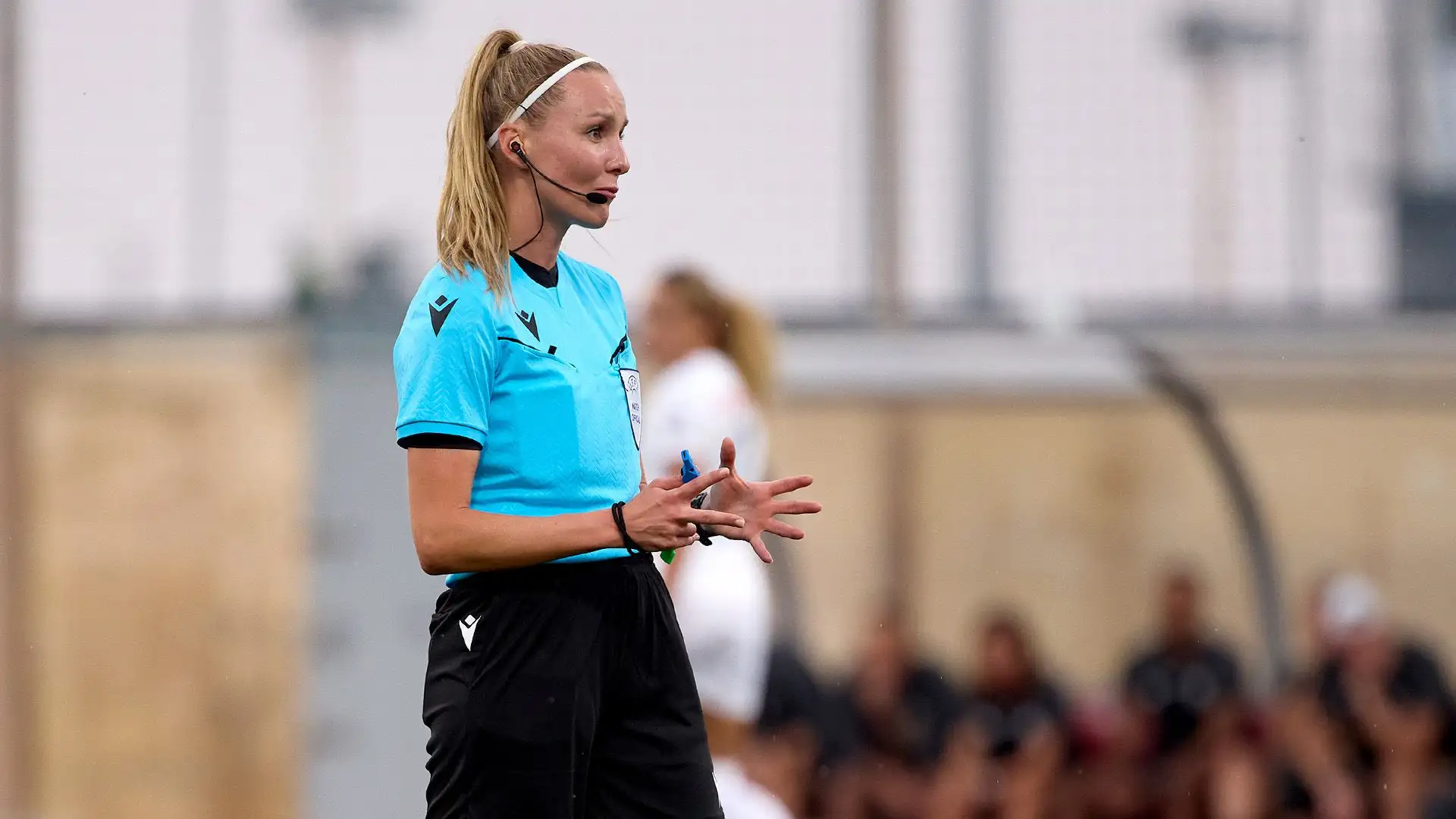 Dal 2013 ha arbitrato nella serie cadetta tedesca femminile