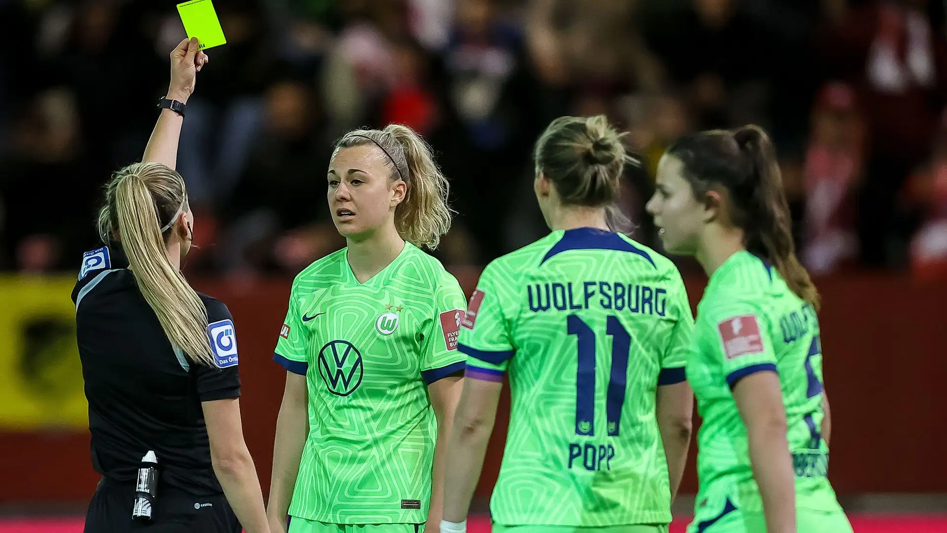 Eccola mentre ammonisce una calciatrice del Wolfsburg