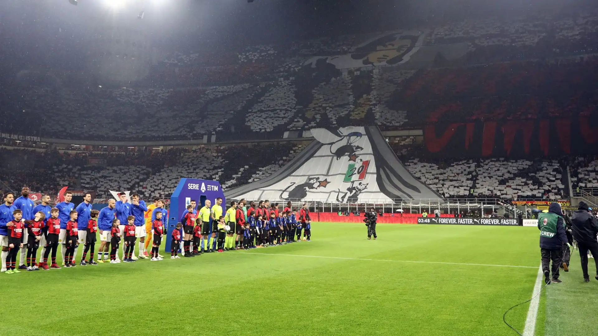 La Curva Sud ha risposto con la coreografia di una imponente donna delle pulizie