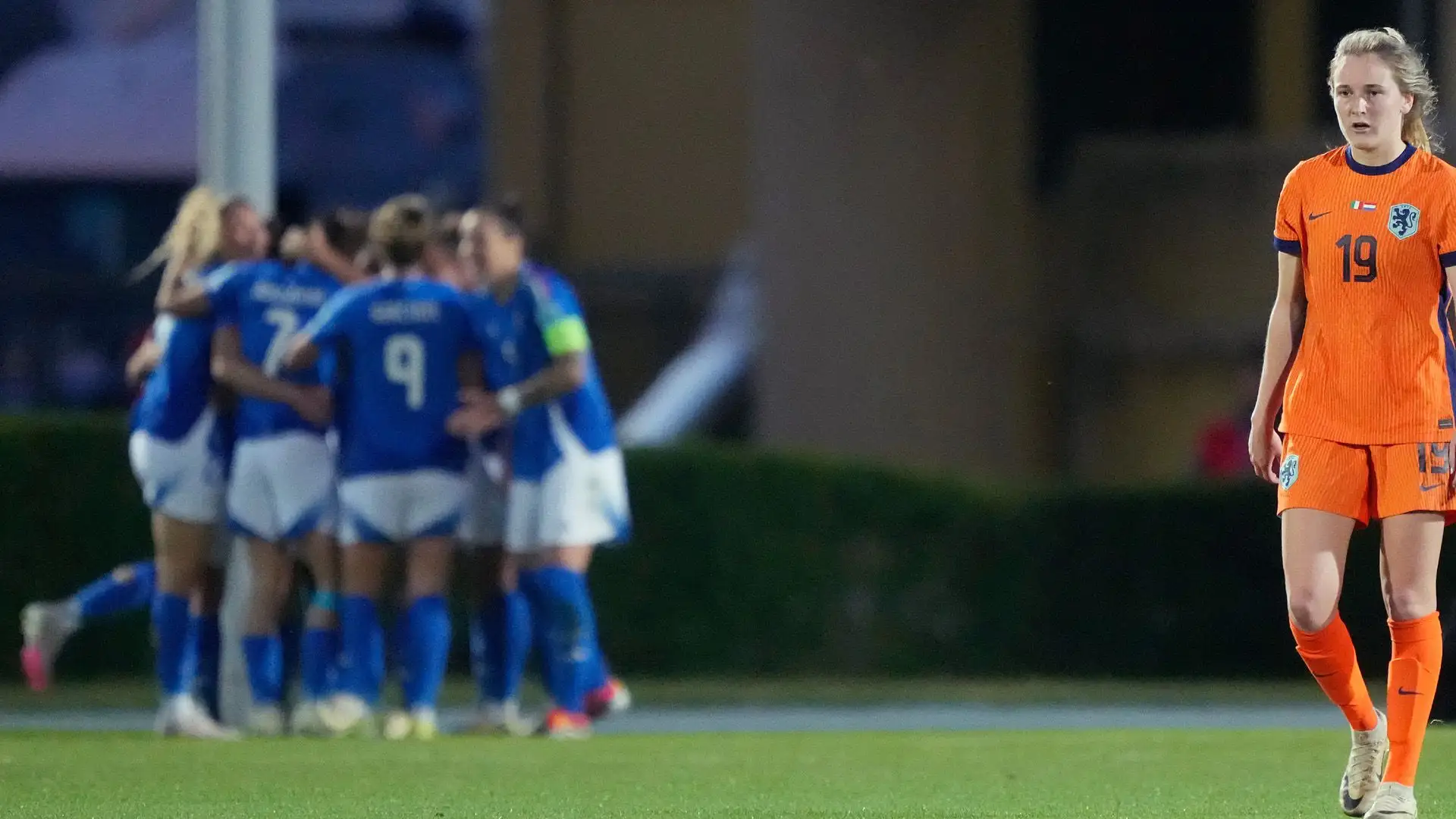 Nella gara d'esordio del Gruppo 1 superata 2-0 l'Olanda