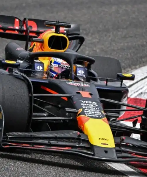 Verstappen bette Hamilton, ma c’è un caso in Ferrari
