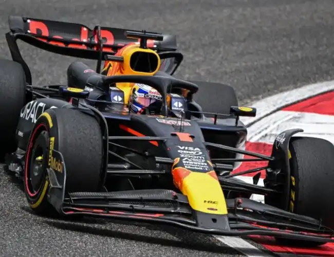 Verstappen bette Hamilton, ma c’è un caso in Ferrari