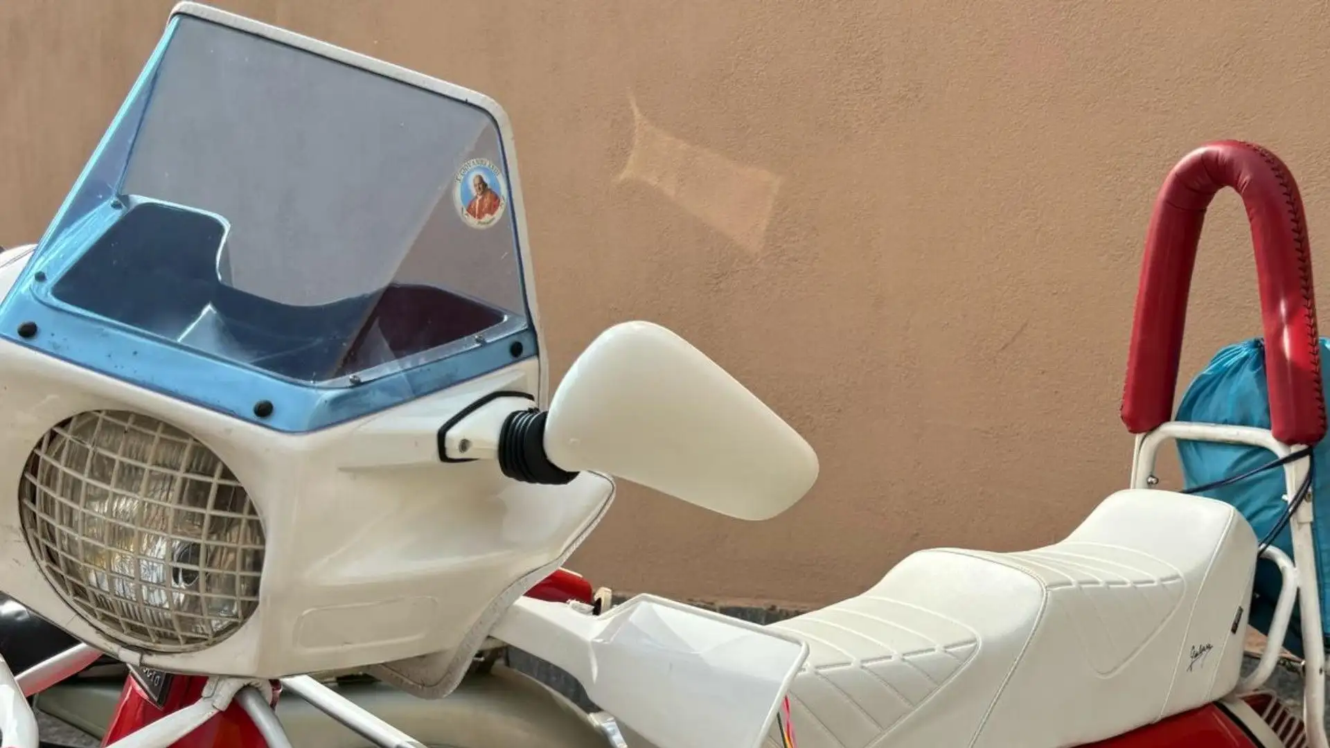 Il proprietario di questa Vespa ha personalizzato molto il suo mezzo