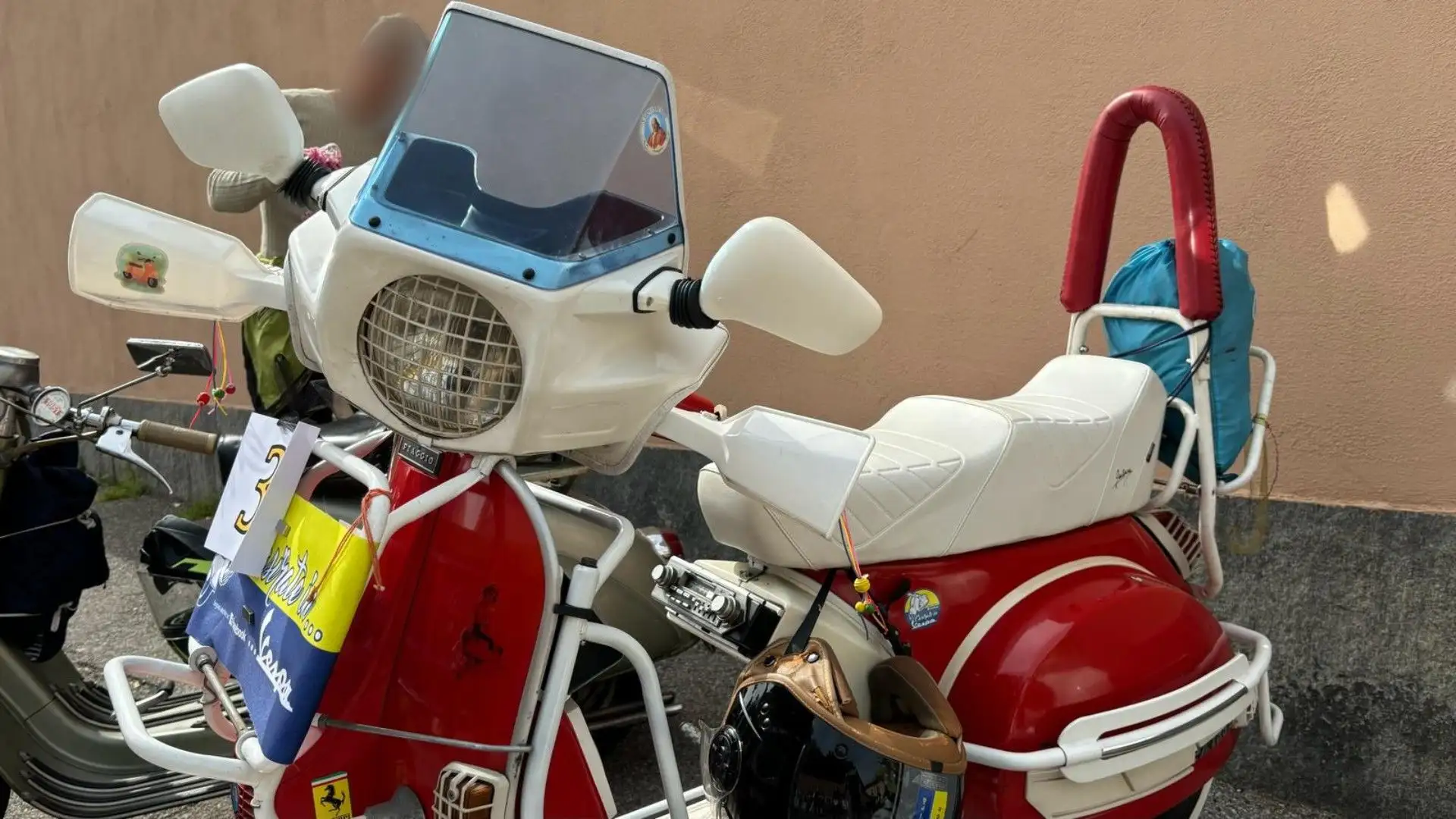 Date le tante personalizzazioni, non tutti riconoscono subito che sia una Vespa
