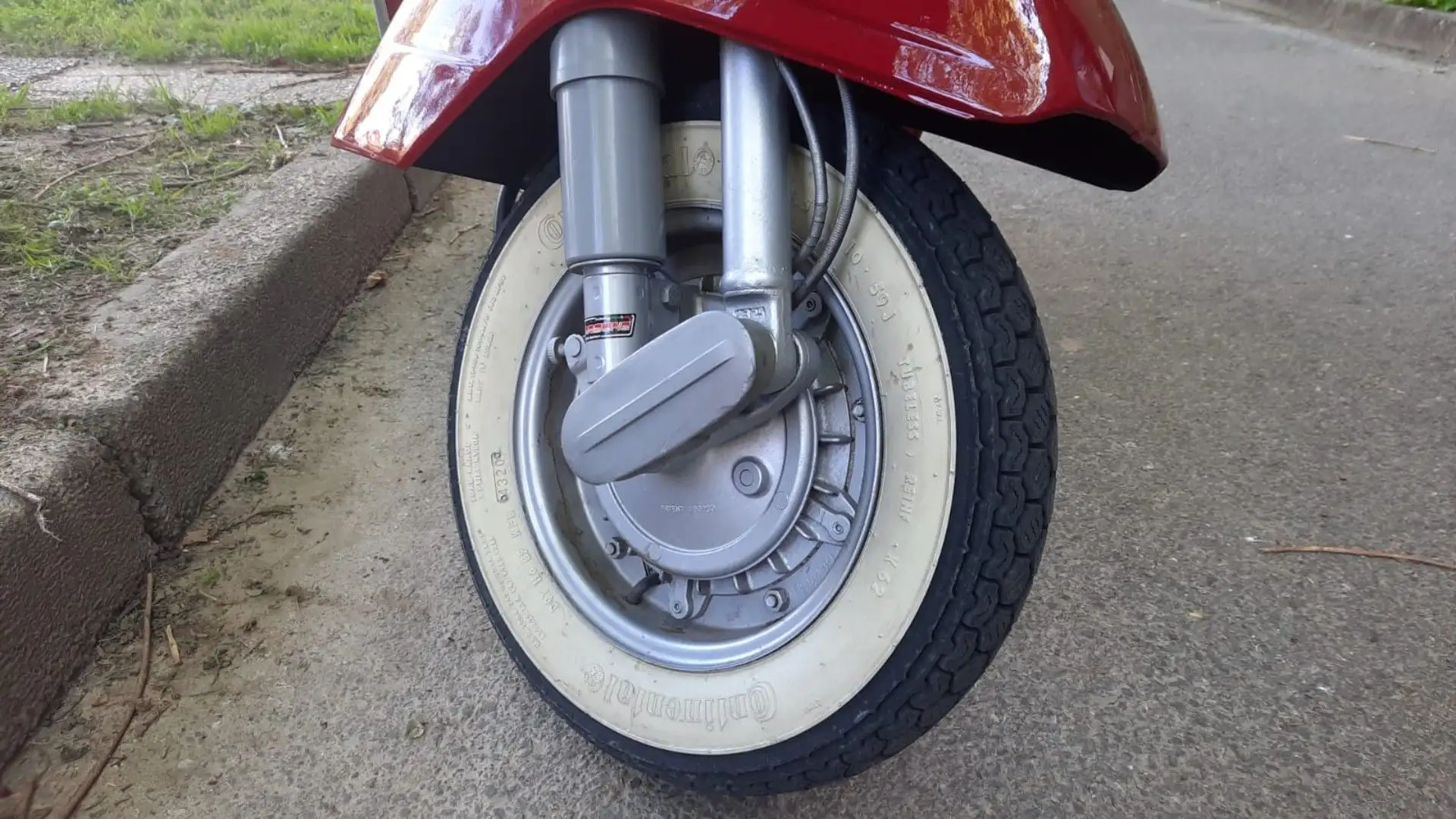 La Vespa PX rimase in listino per il mercato italiano fino al 1988 quando venne sostituita dalla Piaggio Cosa
