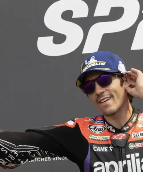 Maverick Viñales in rimonta, Enea Bastianini sul podio