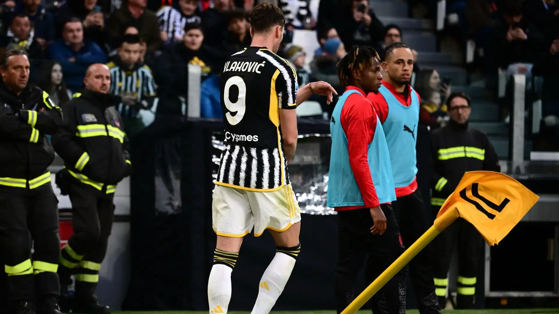 Vlahovic ha preferito abbandonare il campo nei pressi della porta di Sportiello, borbottando e colpendo la bandierina
