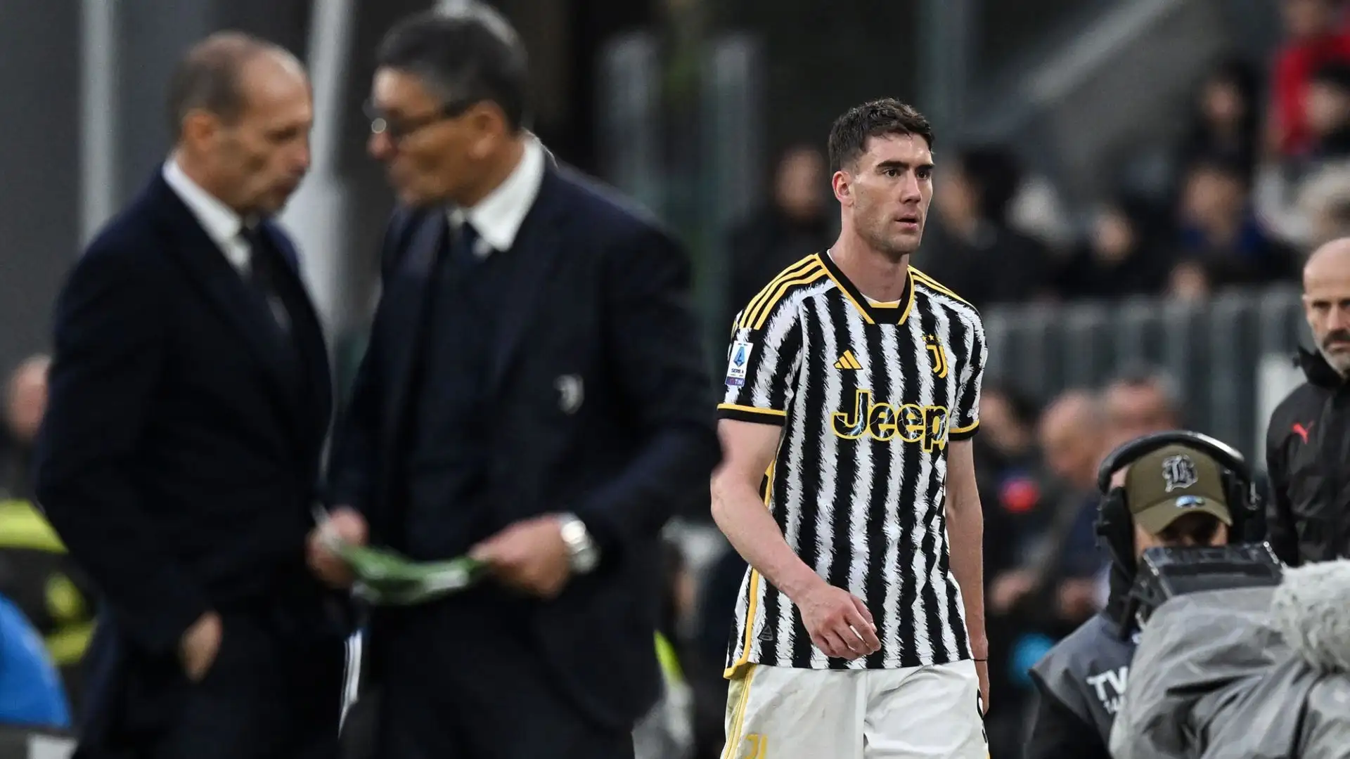 Poi ha ignorato Allegri, dirigendosi verso la panchina