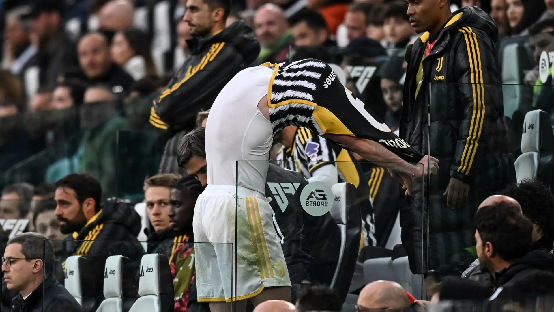 Vlahovic era anche innervosito per la botta al ginocchio subita in partita