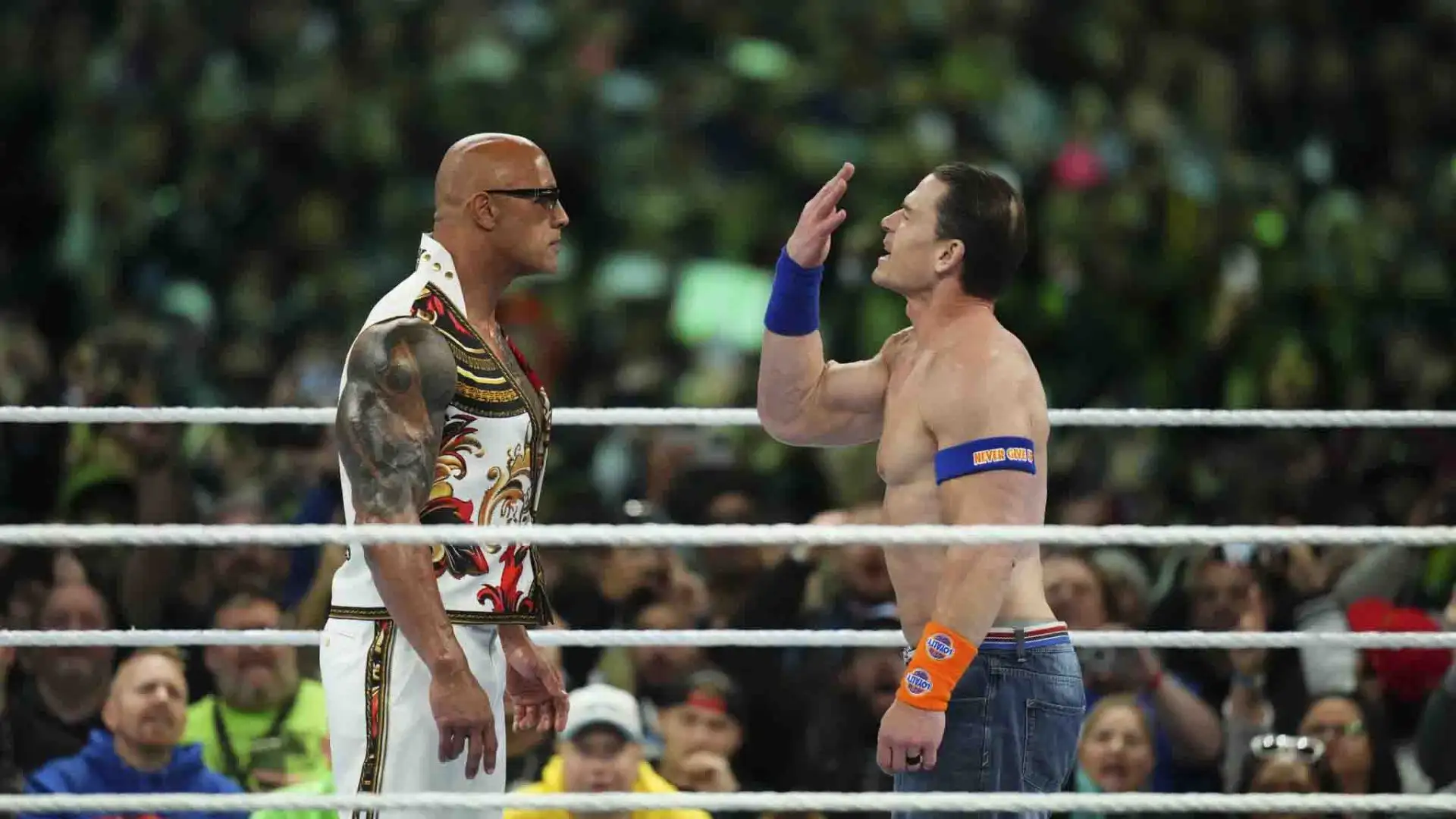 A quel punto però è spuntato anche The Rock dalla parte di suo cugino Reigns.