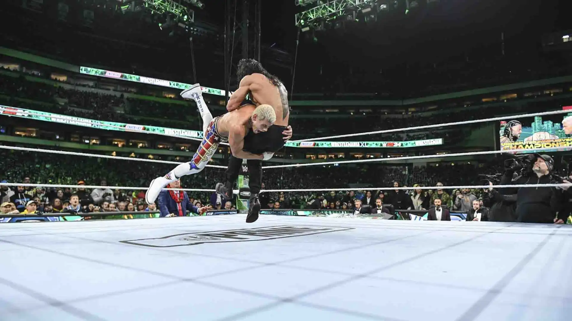 Reigns e Rhodes hanno ripreso a lottare.