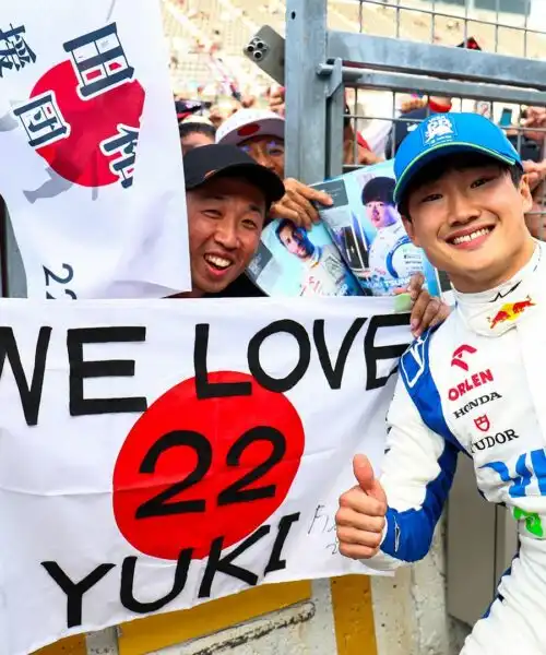 Yuki Tsunoda ringrazia emozionato i tifosi giapponesi. Foto