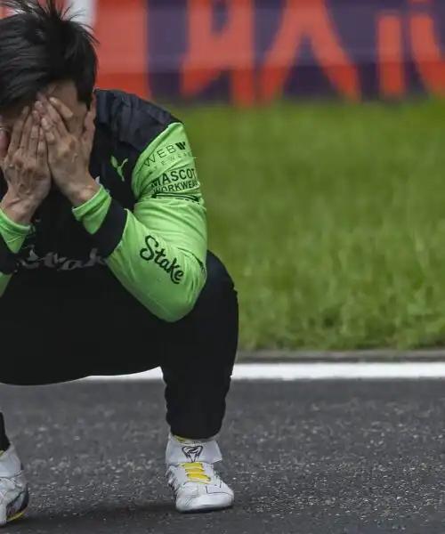 F1, un pilota scoppia a piangere in pista: foto