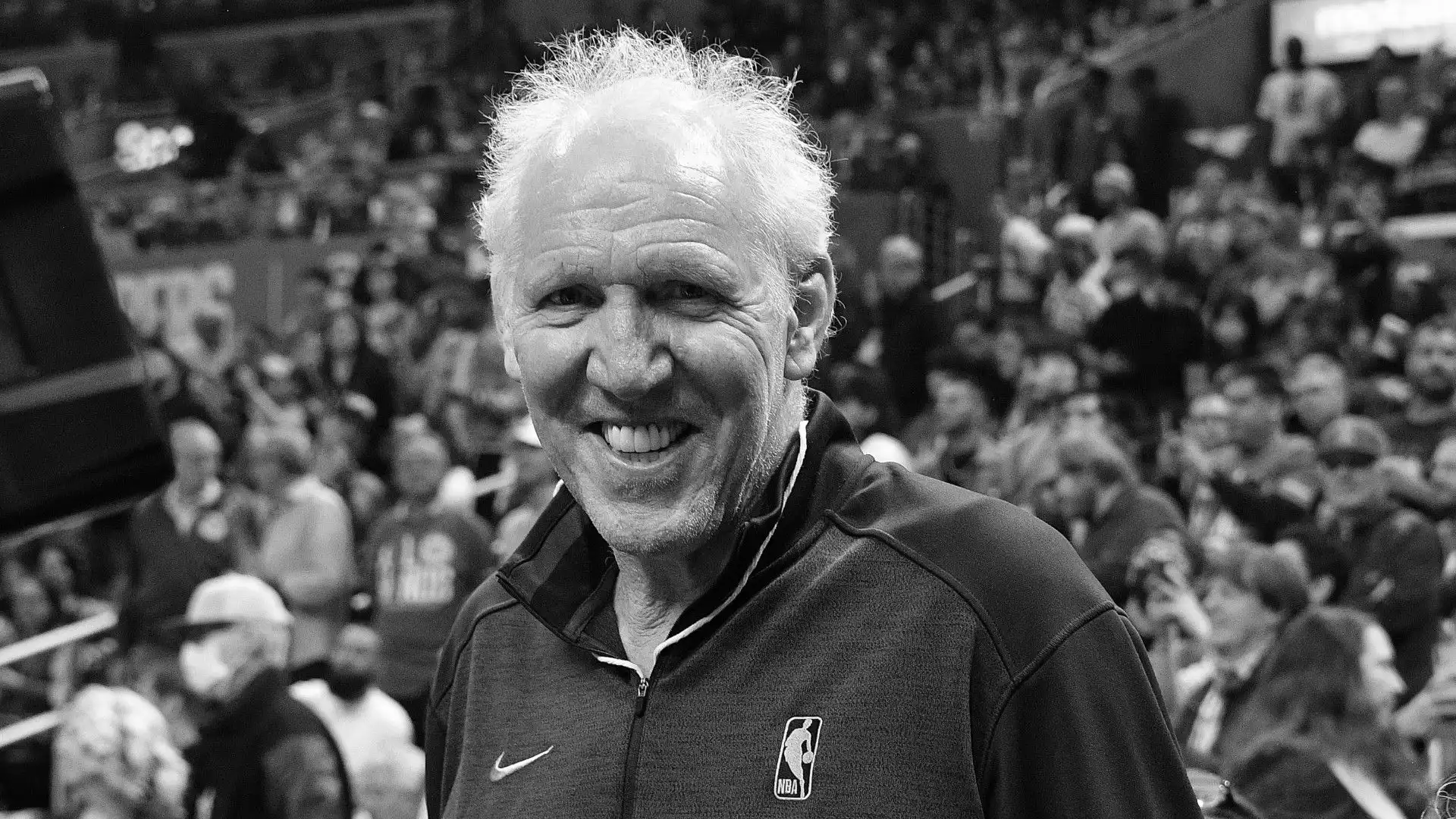 È morto Bill Walton: le immagini della sua carriera
