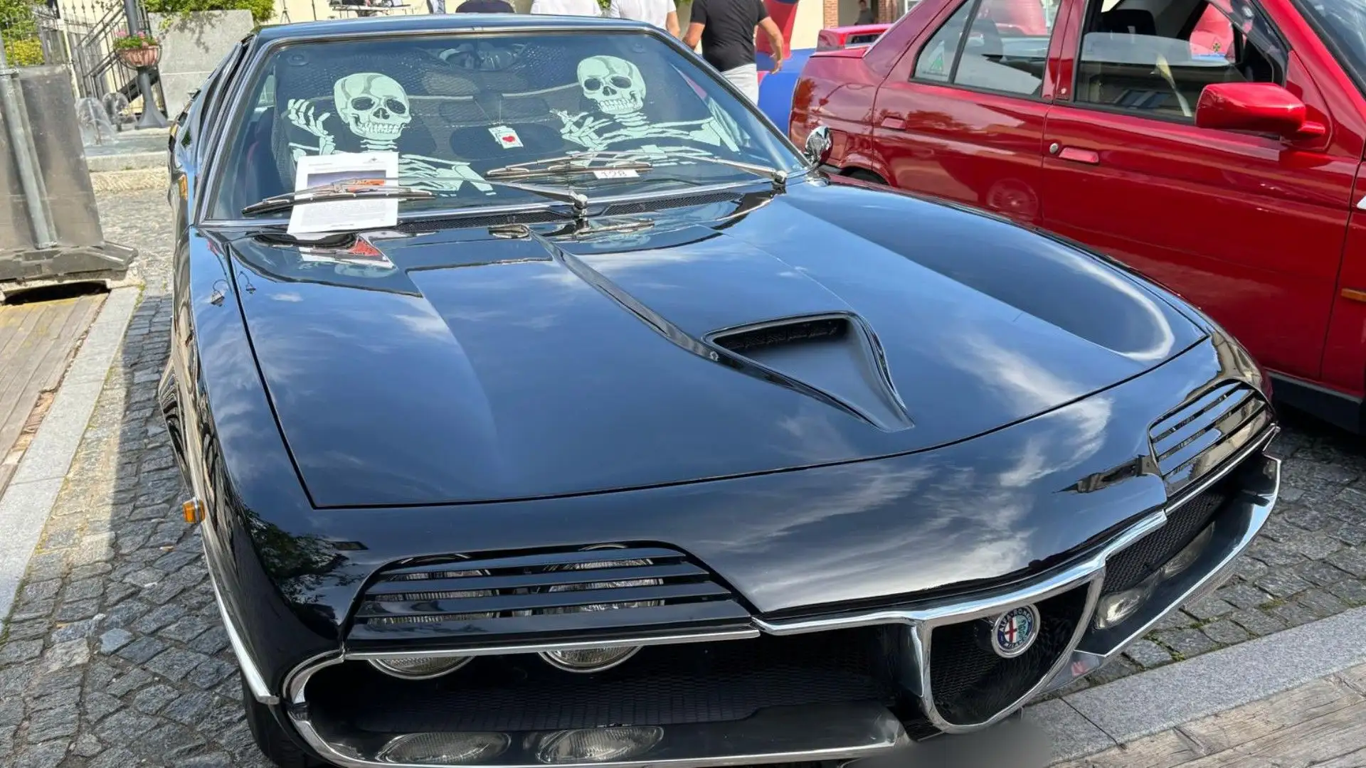 Il prototipo doveva poter ospitare sia un motore quadricilindrico sia un V8, dando così origine alla Montreal
