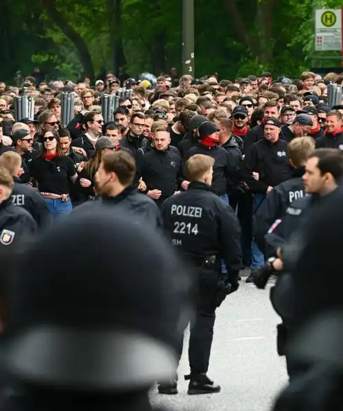 Polizia e risse: nel derby succede di tutto. Le foto