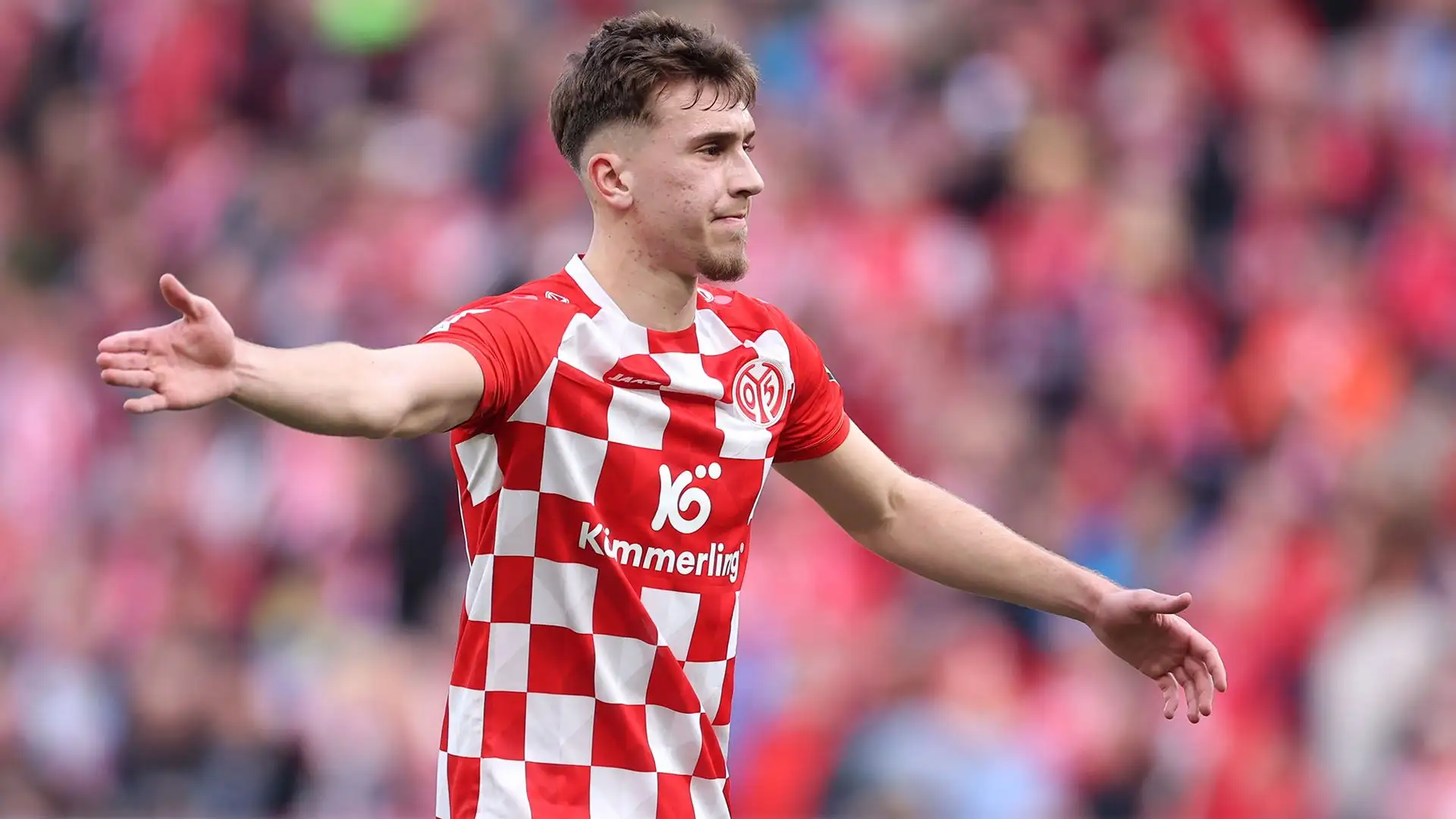 Di origini albanesi, Gruda è cresciuto nelle giovanili del Karlsruhe e del Mainz