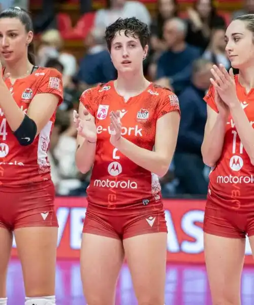 Le farfalle per rinascere si affidano a un altro mito del volley: le foto