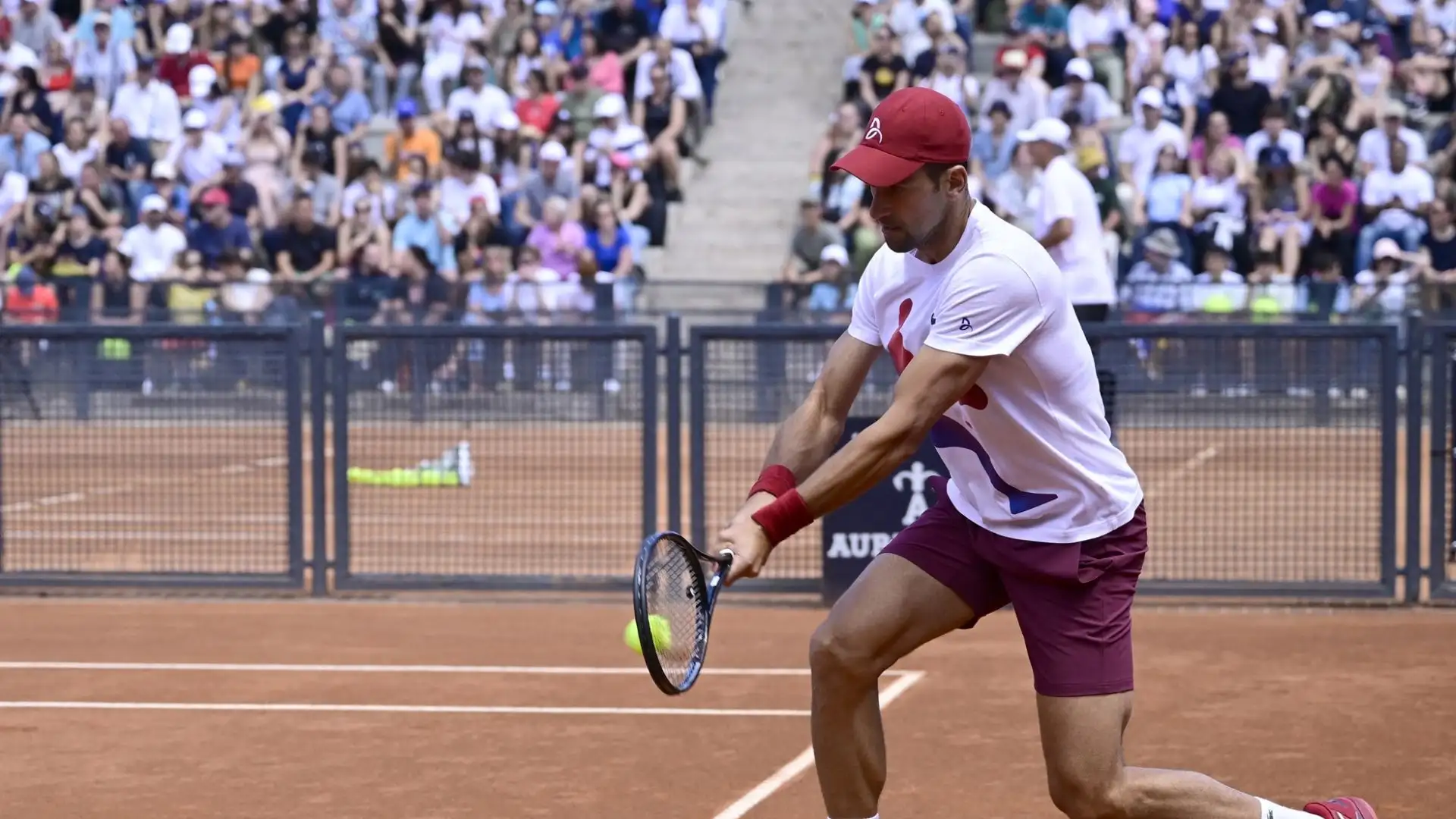 Il tennista serbo si è allenato indossando un cappellino